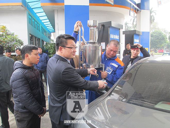 Toàn cảnh cuộc thực nghiệm đổ xăng giữa Petrolimex và lái xe ôtô khiếu nại